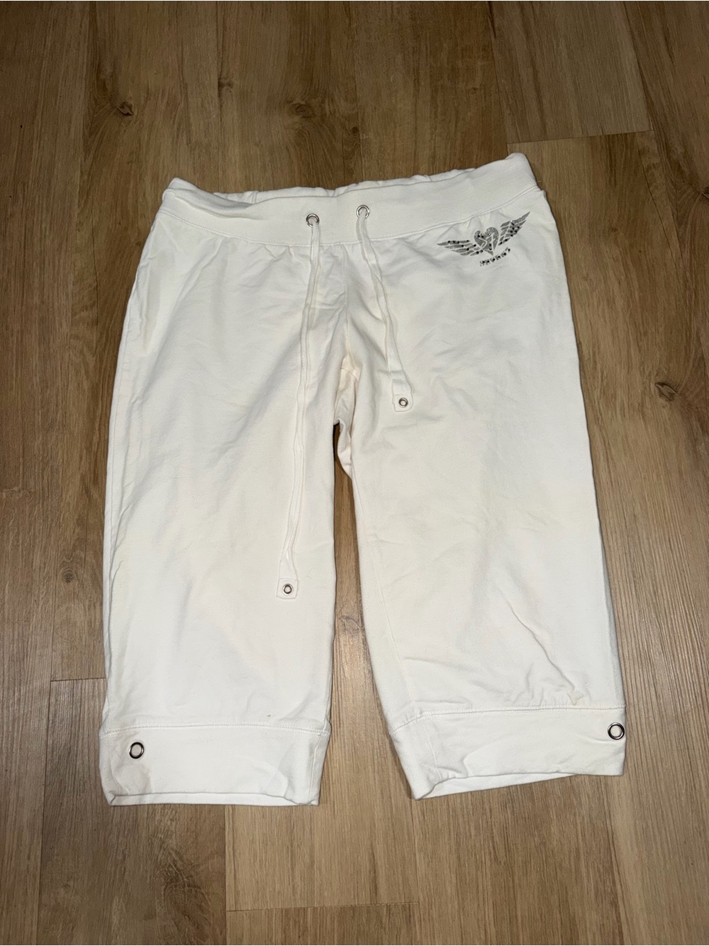 Seven7 Cream Drawstring Capri sweatPants with Wing Emblem